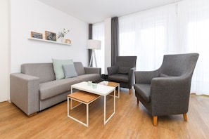 Wohnzimmer mit integriertem Küchenbereich