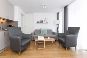 Wohnzimmer mit integriertem Küchenbereich