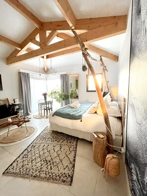 suite de luxe avec jacuzzi, douche sensorielle et hammam et lit king size