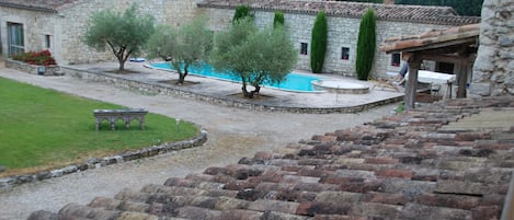 cour intérieure piscine