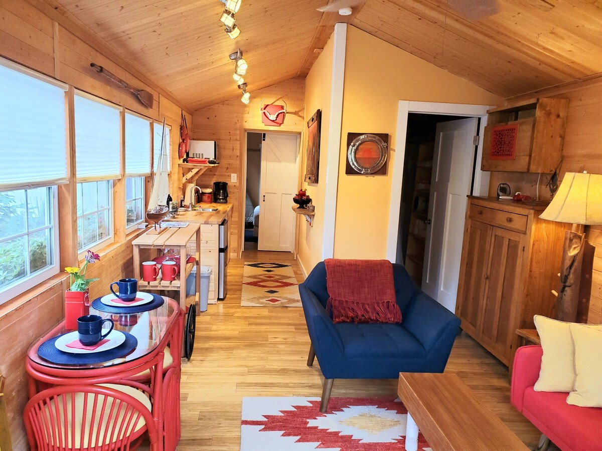 Cherry Street Guesthouse with private wooded yard & firepit, 3 blocks to town!