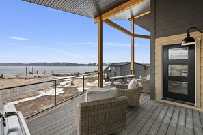 Highland Chateau-Loung area with views!