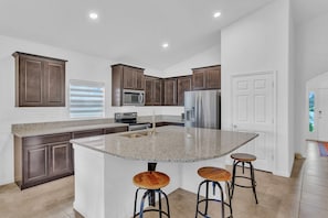 Huge Island for Entertaining and Causal Meals