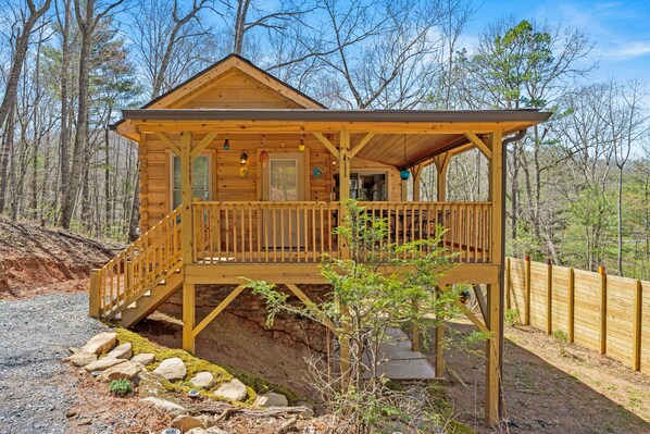 Hummungbird Healing Cabin!  A New Cabin just 15 minutes to Downtown Asheville! 