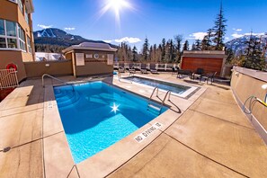 Common Pool & Hot Tub (Plunge pool 17ft x 10 ft , 1.2 metres deep)