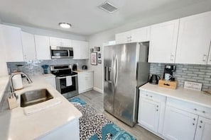 Beautiful Updated Kitchen w/ Stainless Steel Appliances & Ice Maker