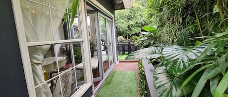 Backyard entrance and outdoor setting, Bamboo House 