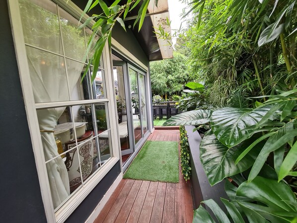 Backyard entrance and outdoor setting, Bamboo House 