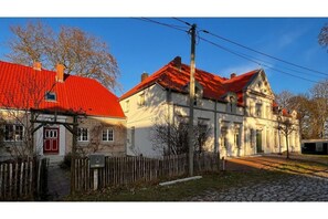 Das Gutshaus Blume in Dechowshof (rechts) mit dem Wohnhaus der Gastgeber (links)