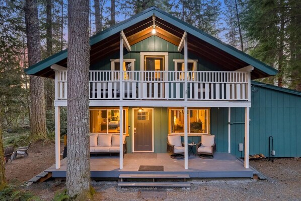 The Green House- located less than 8 minutes from the Nisqually Entrance to Mt. Rainier National Park