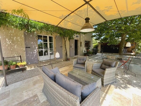 Shaded terrace. Seasonal rental Rognes - Serenity Rentals