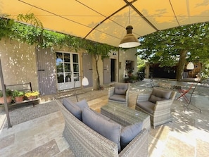 Shaded terrace. Seasonal rental Rognes - Serenity Rentals