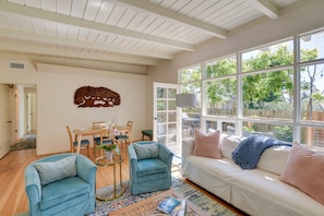 Living Room | Smart TV | Free WiFi