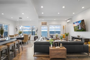 Open floor plan - main floor