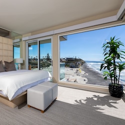 Master Bedroom - King size bed with private view balconies and en suite bath