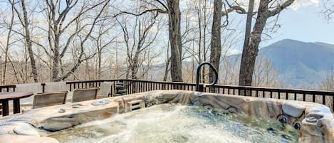 Maggie Valley Vacation Rental | 3,000 Sq Ft | 3BR | 3.5BA | Step-Free Access