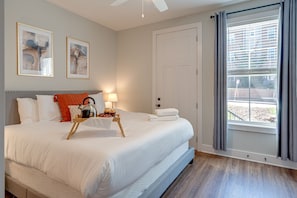 Primary Bedroom featuring a King size bed and a flat-screen SMART TV with en-suite bathroom.