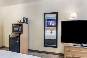 Comfortable unit with TV and Refrigerator!