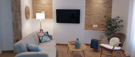 Amplio salón-cocina con mesa para comer, TV de 50 pulgadas y sofá