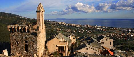 La tour du village de Furiani vue sur la plaine et de la mer
