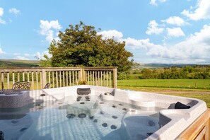 Hot Tub at the Buchanan Lodge