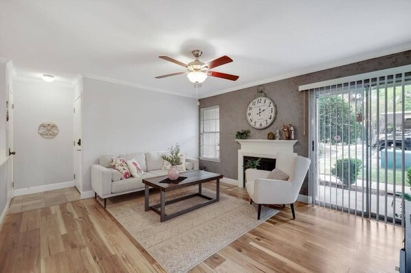 Spacious & stylishly furnished, this condo comes with everything you need to make this your home away from home. It’s the perfect base for your next Dallas adventure!