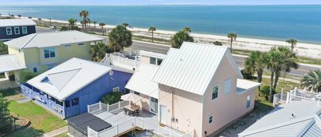 Jabba's Beach Hutt Back Deck and Beach View