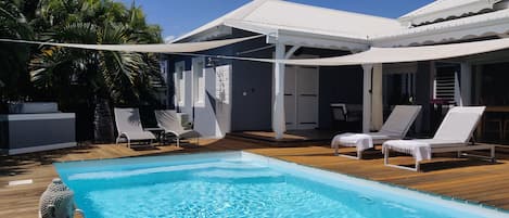 piscine avec salon de jardin et plage