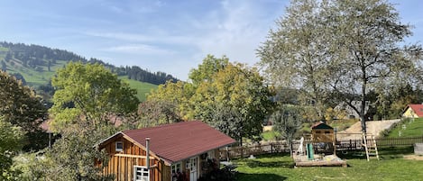 Gartenhaus mit Spielplatz