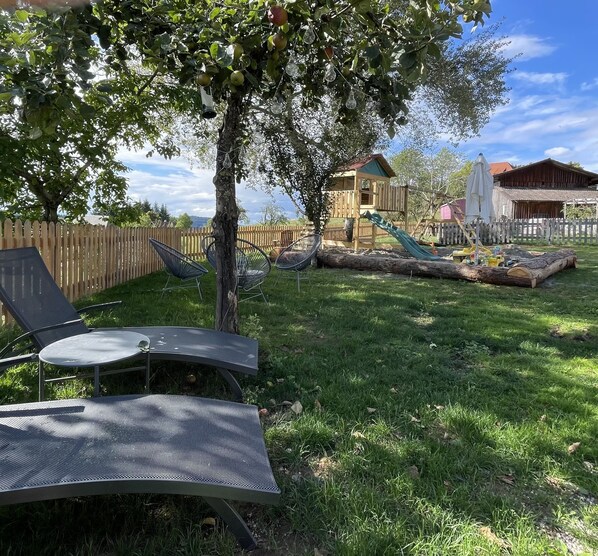 Liegewiese mit Spielplatz