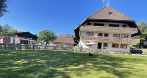 Garten mit unserem Hof. Ferienwohnung Schauinsland links im 2. OG
