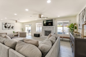 Living Room | Queen Sleeper Sofa | Smart TV | Fireplace | Central Heating & A/C