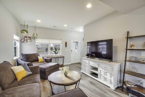 Living Room | Free WiFi | Smart TV | Central A/C & Heating | Board Games & Books