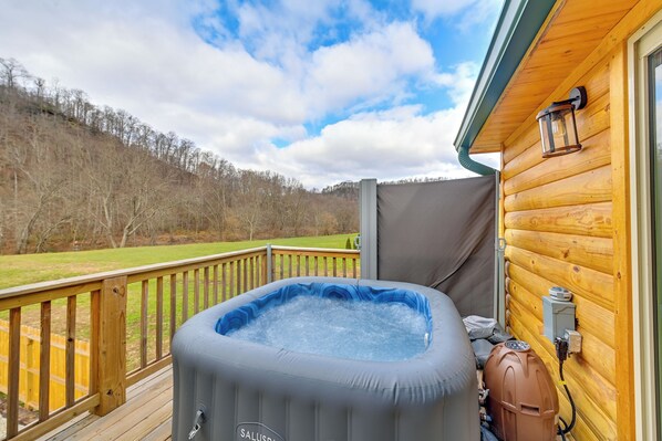 Beattyville Vacation Rental | 2BR | 2BA | 1,200 Sq Ft | Stairs Required