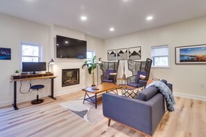 Living Room | Free High-Speed WiFi | Smart TV | Fireplace | Central Heat & A/C