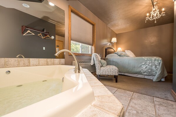 Enjoy charming comfort with a queen bed, jacuzzi tub and private bath. Located in the Zeigler Wing