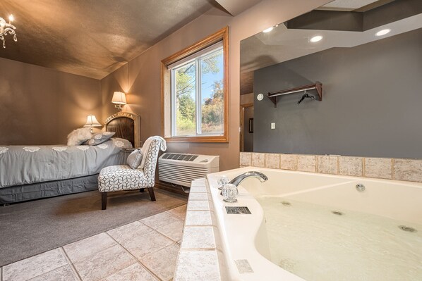 Enjoy charming comfort with a queen bed, jacuzzi tub and private bath. Located in the Zeigler Wing