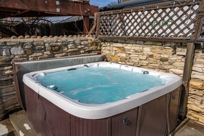 Set the jets and crank up the temperature on this Jacuzzi for 6.
