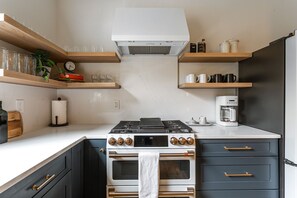 Gourmet kitchen, fully equipped. 