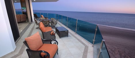 Balcony wraps around the Ocean!