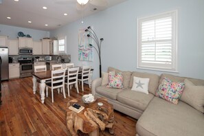 Cozy family room with Flat Screen TV, Cable and High Speed Wifi. 