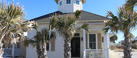 Beautiful 2 Bedroom with Loft Bungalow right on the circle in Atlantic Beach.