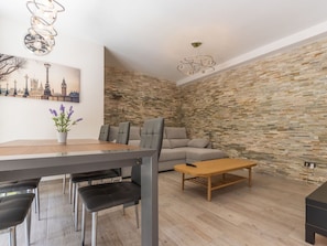 Table, Furniture, Property, Plant, Wood, Architecture, Interior Design, Building, Flooring, Floor