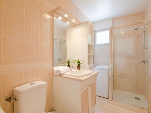 Mirror, Plumbing Fixture, Tap, Property, Bathroom Cabinet, Sink, Bathroom, Plant, Interior Design, Building