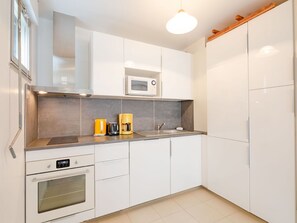 Cabinetry, Property, Building, Countertop, Furniture, Kitchen Appliance, Kitchen Stove, Interior Design, Kitchen, Lighting
