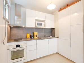 Cabinetry, Eigentum, Gebäude, Countertop, Möbel, Küchengerät, Herd, Interior Design, Küche, Beleuchtung