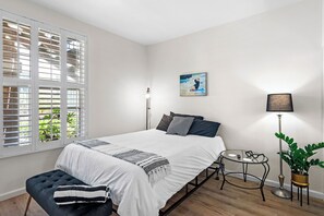 QUEEN bed, TV w/ wifi to use with your streaming accounts.