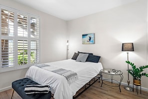 QUEEN bed, TV w/ wifi to use with your streaming accounts.