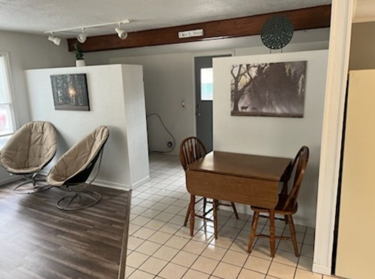 Clean and cozy Cottage bring your toys! Restaurants,ORV trails and Lake St Helen