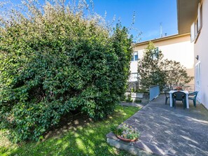 Water, Sky, Building, Plant, Property, Swimming Pool, Azure, Tree, Window, House